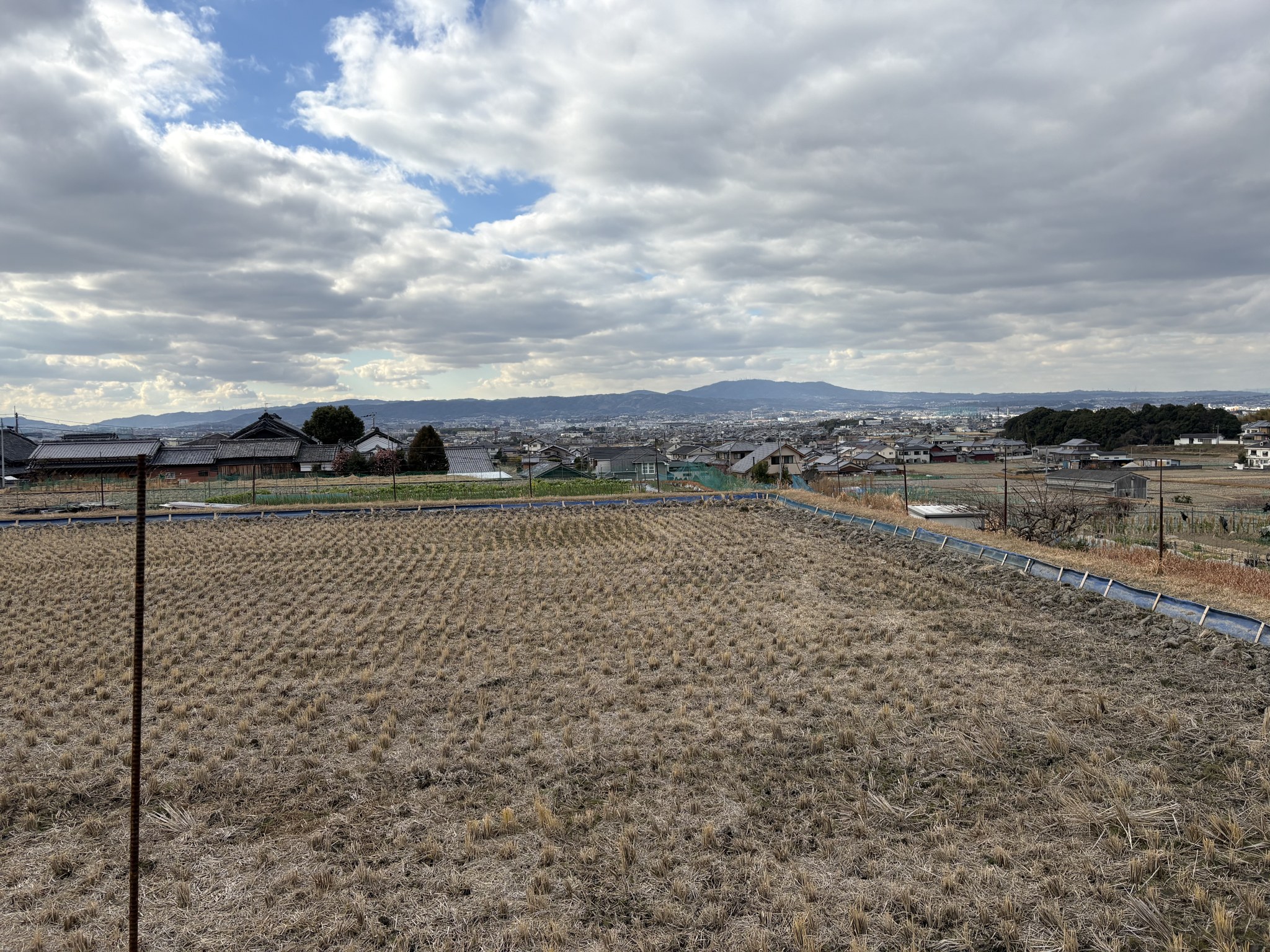 山の辺の道から望む奈良盆地