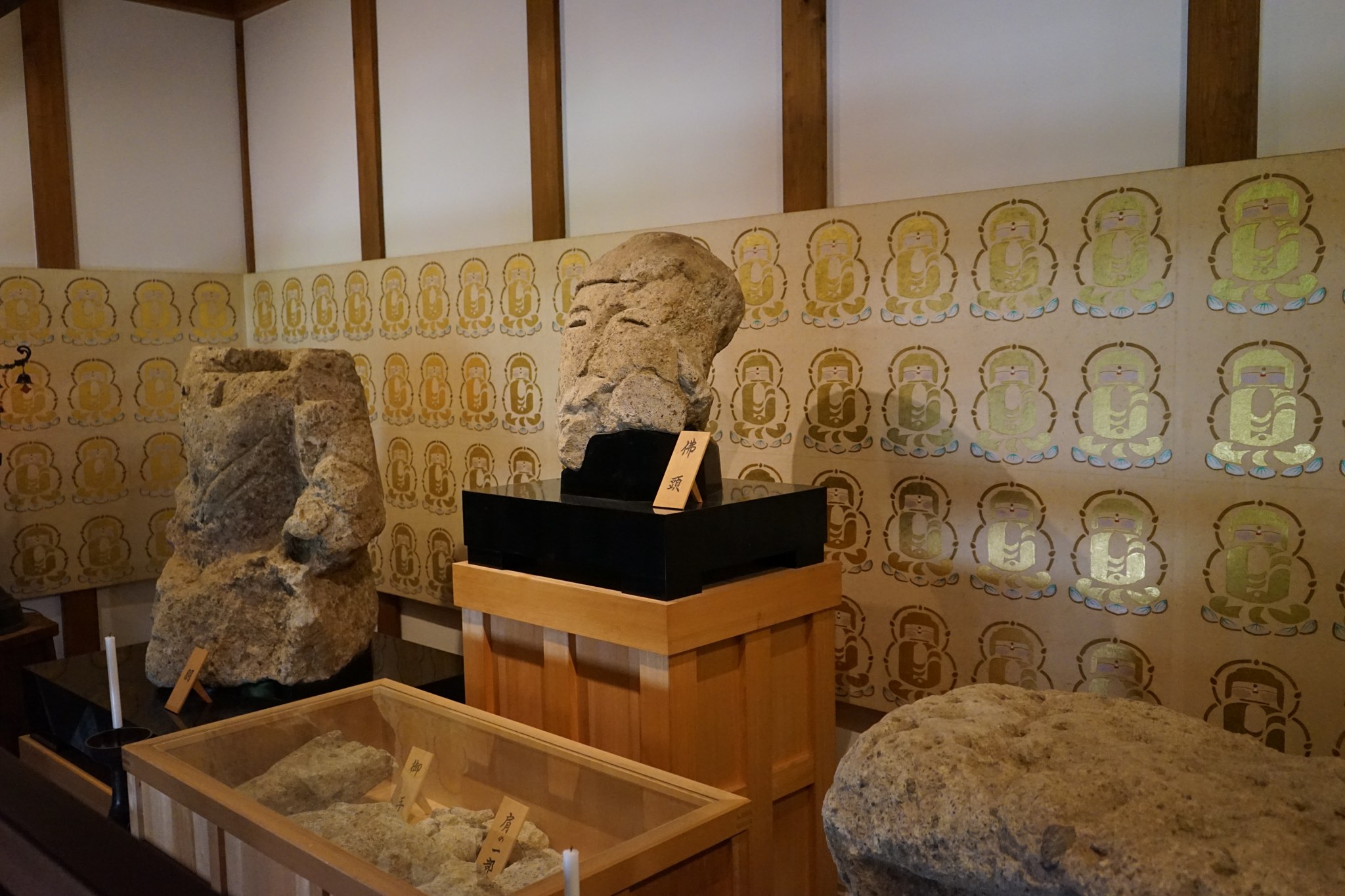 石光寺の弥勒石仏の仏頭（展示室）
