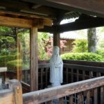 染の井のそばに立つ中将姫の石像