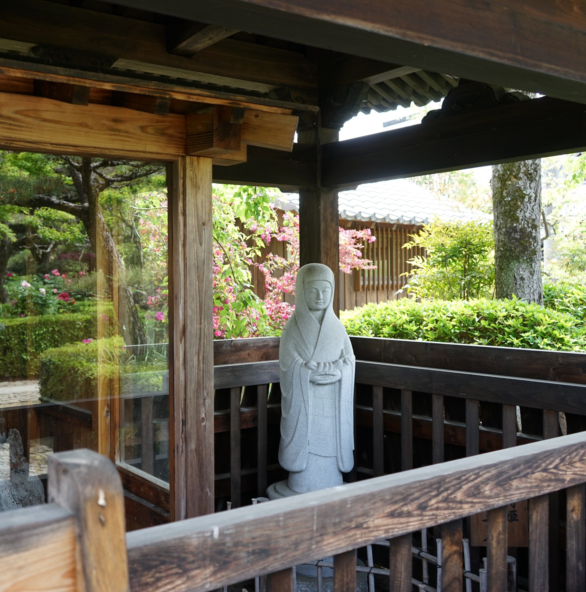 染の井のそばに立つ中将姫の石像