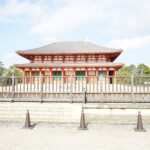 朱と白が鮮やかな興福寺中金堂の正面