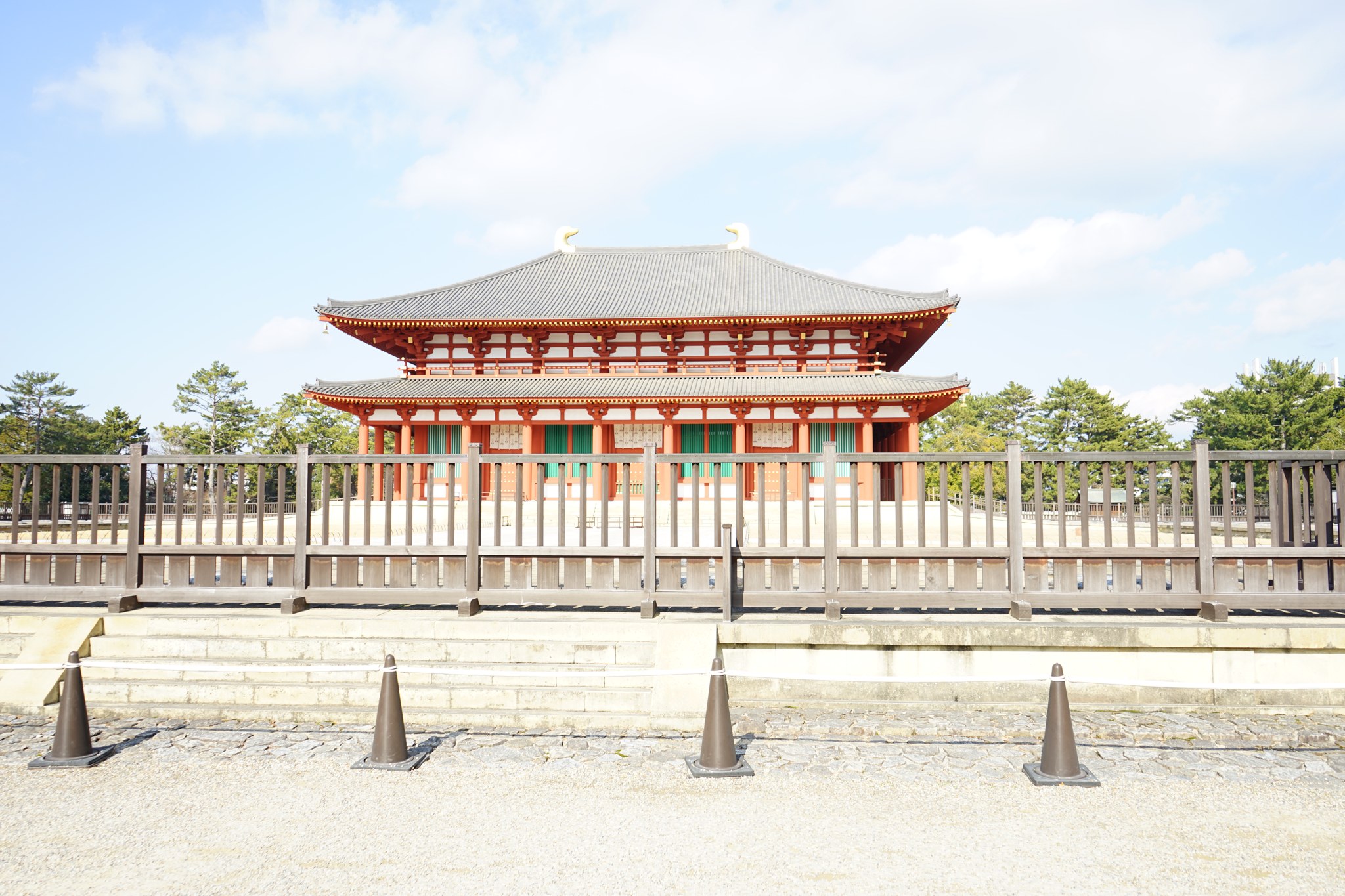 朱と白が鮮やかな興福寺中金堂の正面