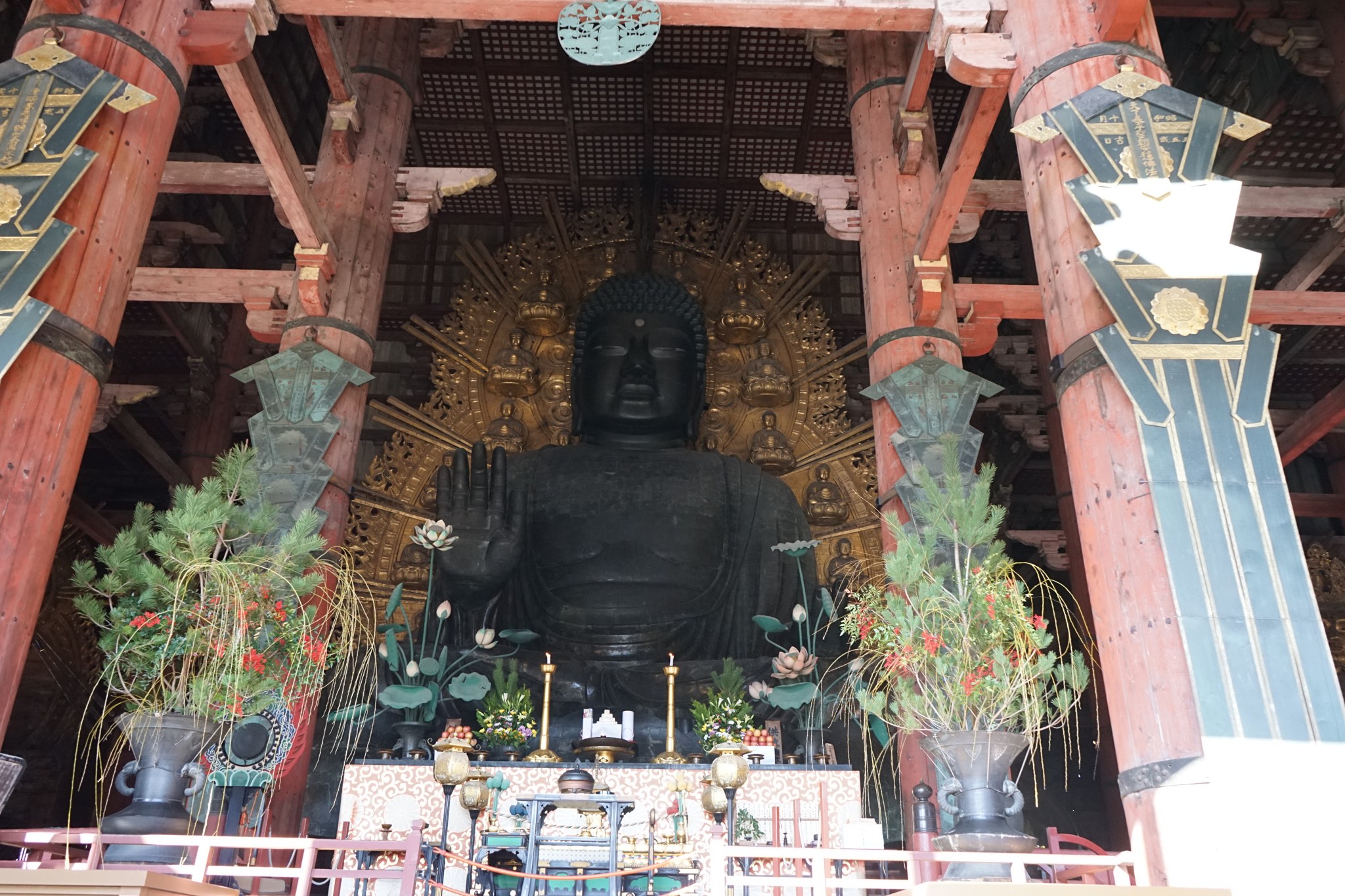大仏殿に鎮座する盧舎那仏（奈良の大仏）