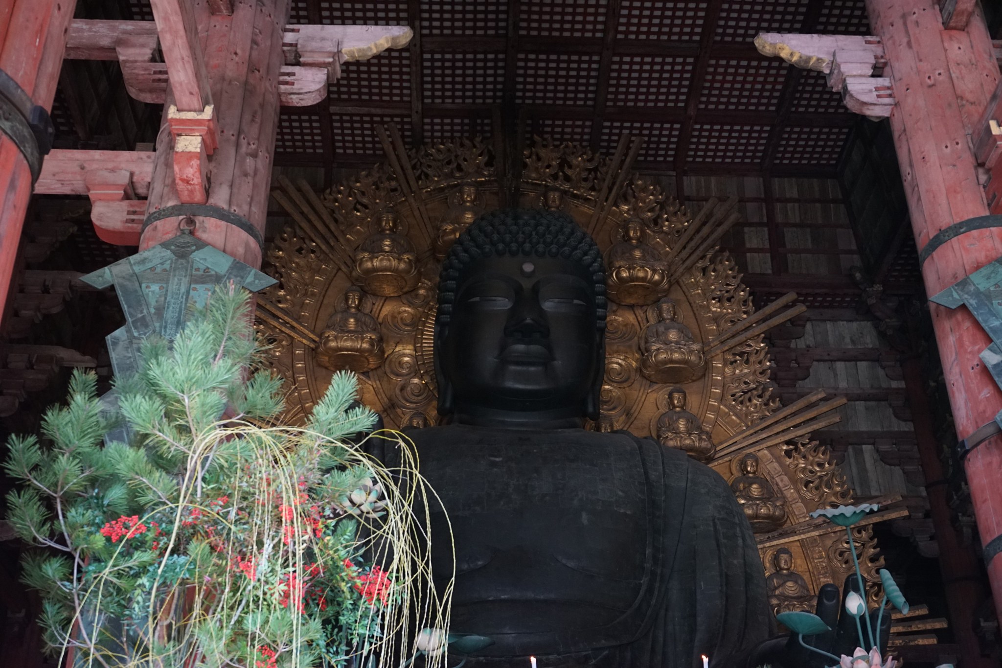 花に荘厳された奈良の大仏