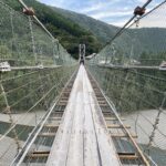 谷瀬の吊り橋のデッキと対岸の主塔