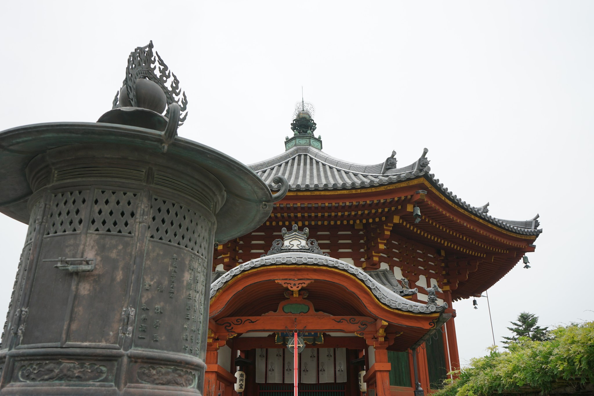 興福寺南円堂の前に据えられた立派な銅燈籠