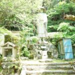 長岳寺の弘法大師の石像