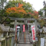 弘法大師の幟が立つ開山堂へ続く石段と石鳥居