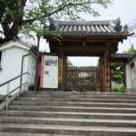 石光寺の山門と石段