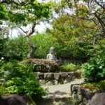 石光寺の庭に安置された石仏