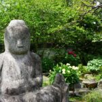石光寺の庭の風化した石仏