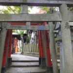 山上の石の鳥居が連なる参道