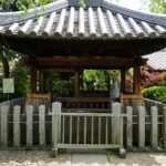 石光寺の鐘楼を庭から望む