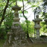 長岳寺の境内に並ぶ石灯籠