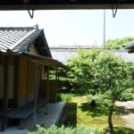 慈光院の書院の茅葺外観