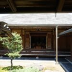 慈光院の書院の外観と松