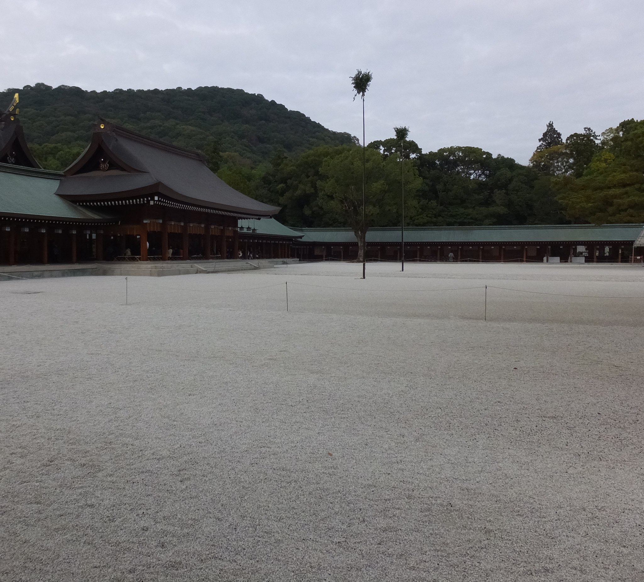 橿原神宮の外拝殿と畝傍山