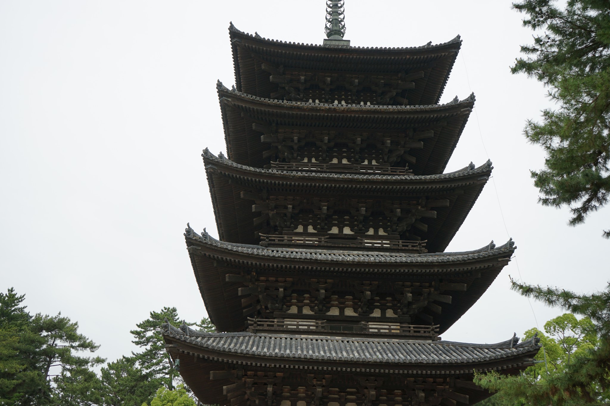 興福寺五重塔の上層の屋根と軒の重なり
