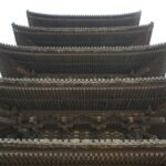 青空を背にそびえる興福寺五重塔の上部