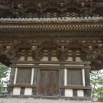 興福寺五重塔の初層の扉と木組みのディテール