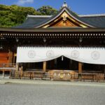 大神神社の拝殿と菊紋の幕