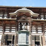 大仏殿前に立つ国宝の八角燈籠