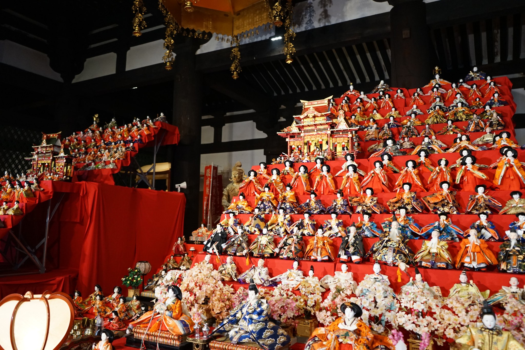 壷阪寺の礼堂を埋めつくす大雛曼荼羅のおひなさま