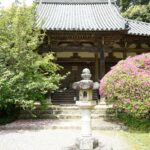 長岳寺の本堂と石灯籠