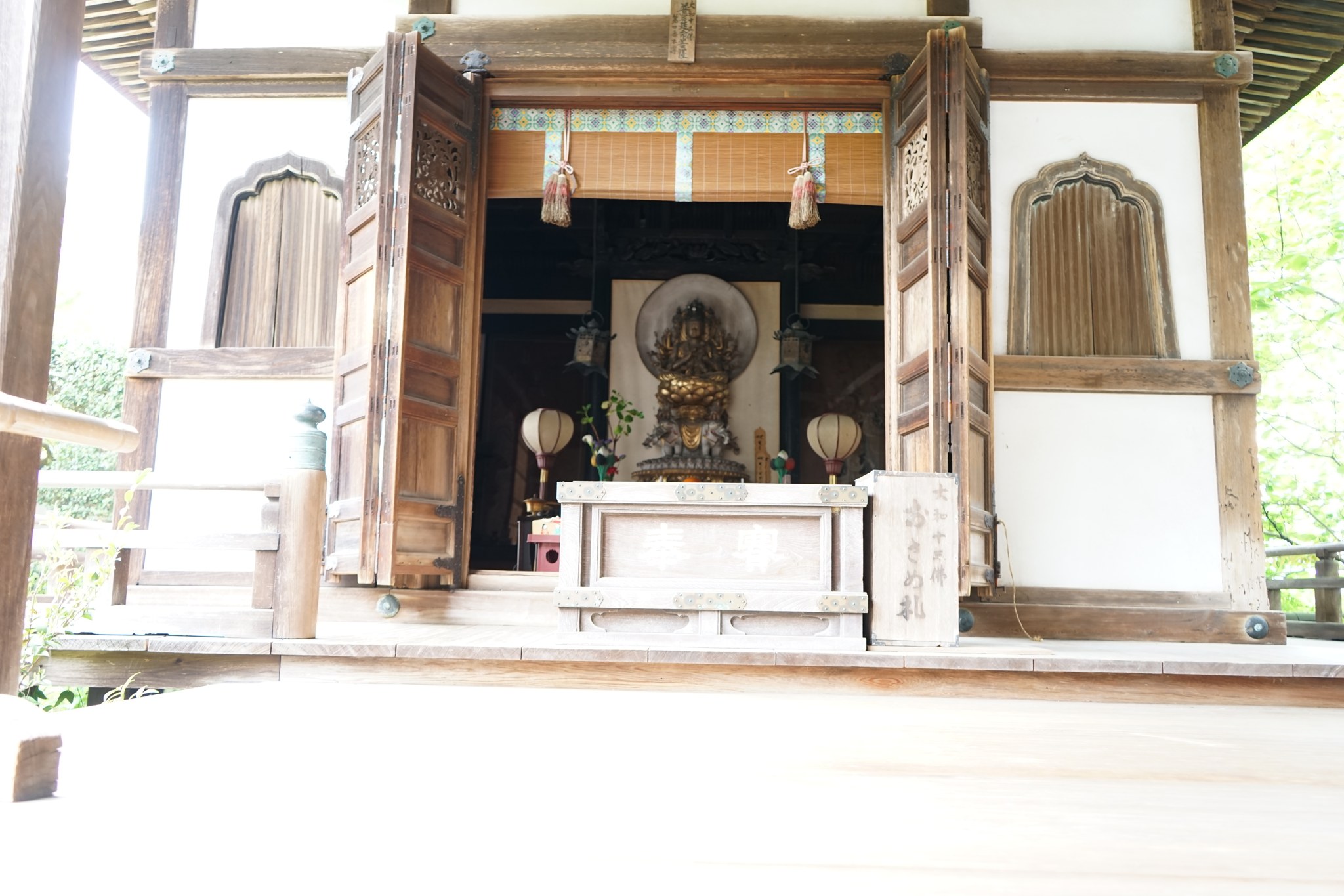 長岳寺の大和十三仏霊場のお堂にまつられた仏像