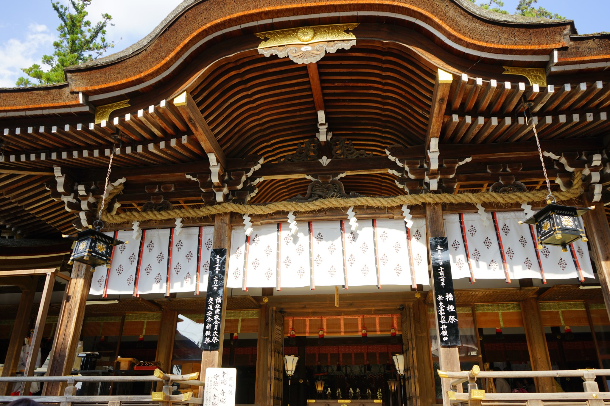 大神神社拝殿の唐破風と注連縄