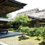 慈光院の茅葺の書院と芝生の庭