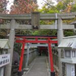 剱鎧護法へと続く赤い鳥居と献灯
