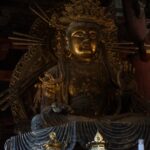 大仏さまの脇侍である金色の虚空蔵菩薩像