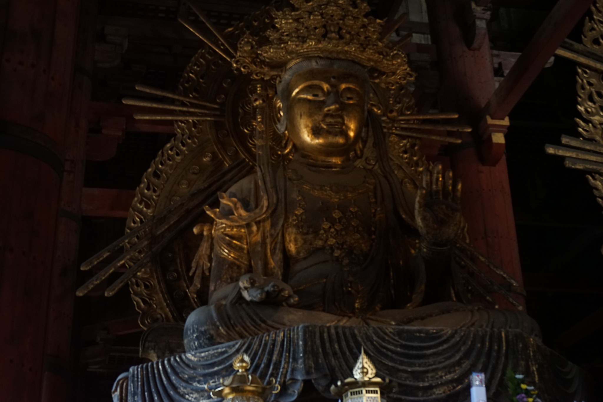 大仏さまの脇侍である金色の虚空蔵菩薩像
