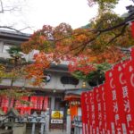 信貴山朝護孫子寺の赤い幟と鮮やかな紅葉