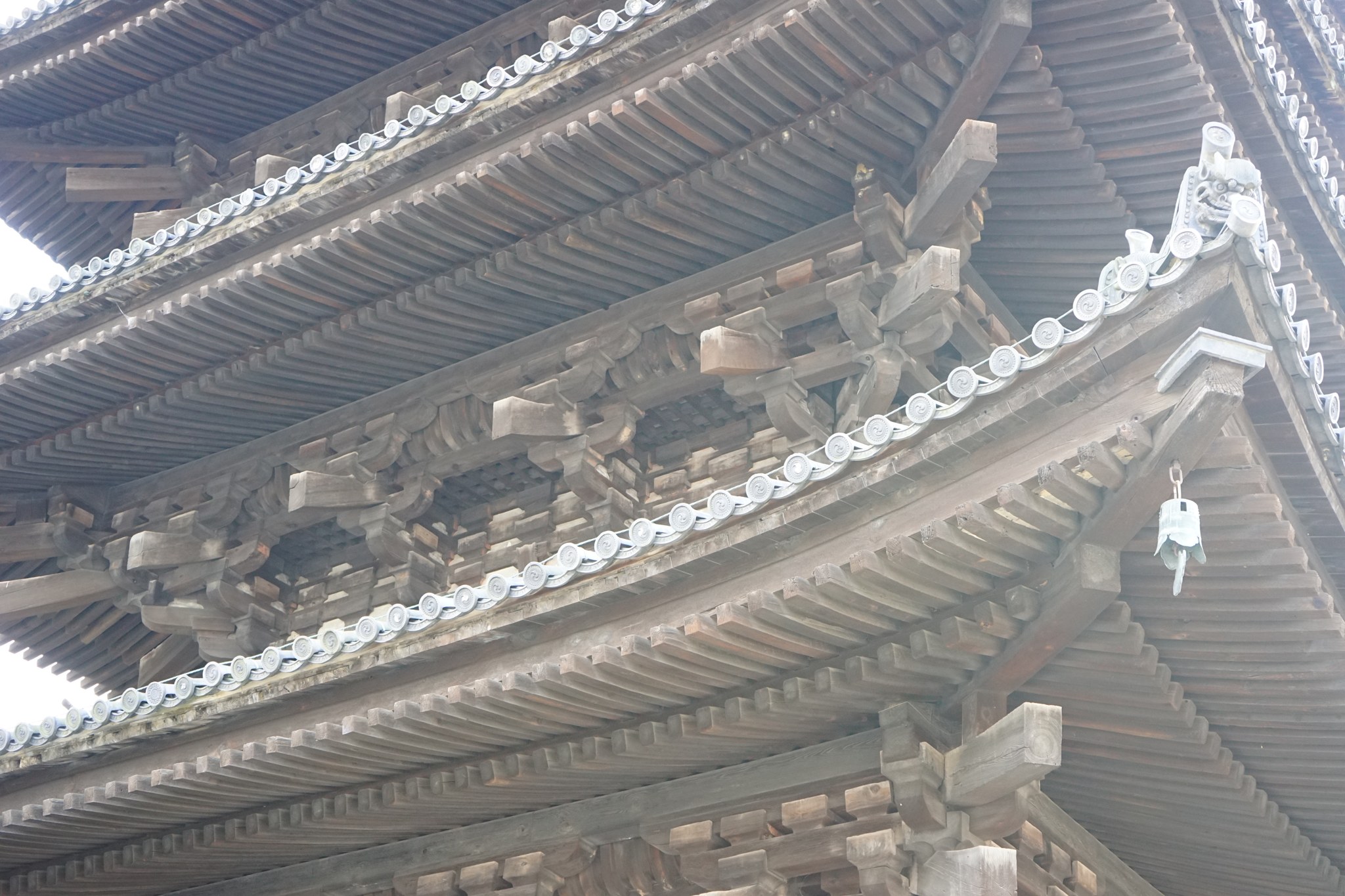 興福寺五重塔の軒を支える組物と白い瓦の美しいディテール