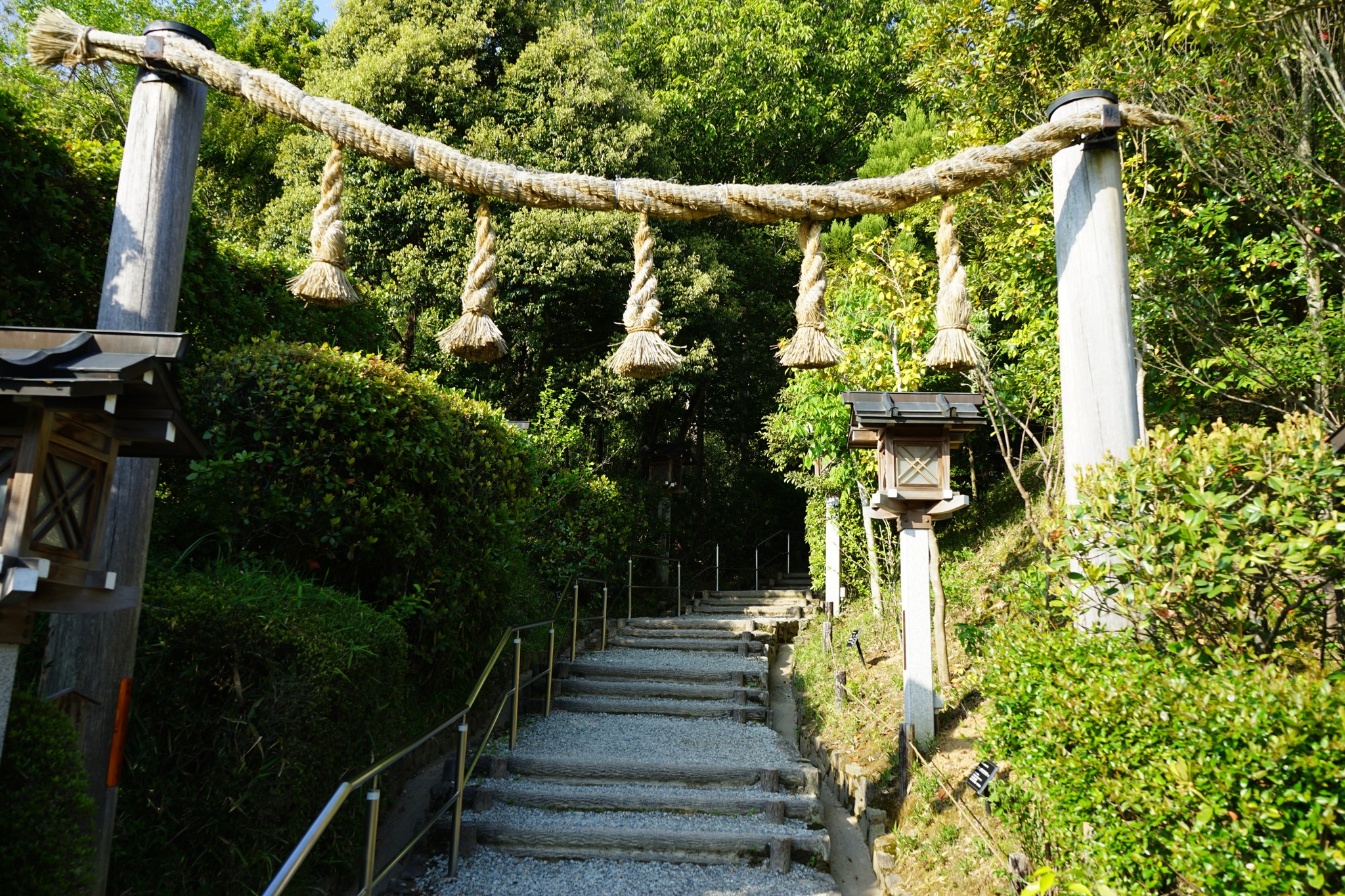 狭井神社へ続くくすり道の石段