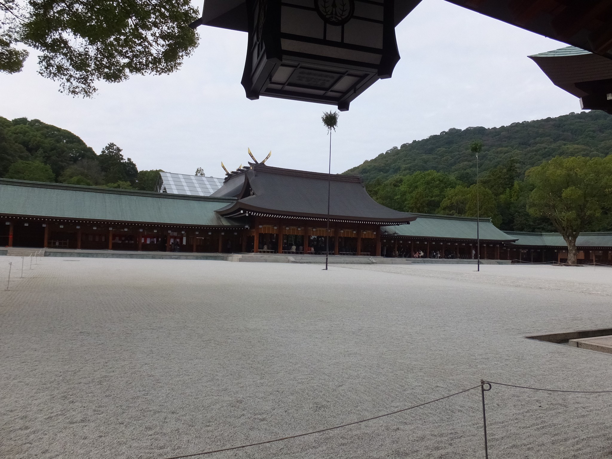 橿原神宮 外拝殿の吊り灯籠