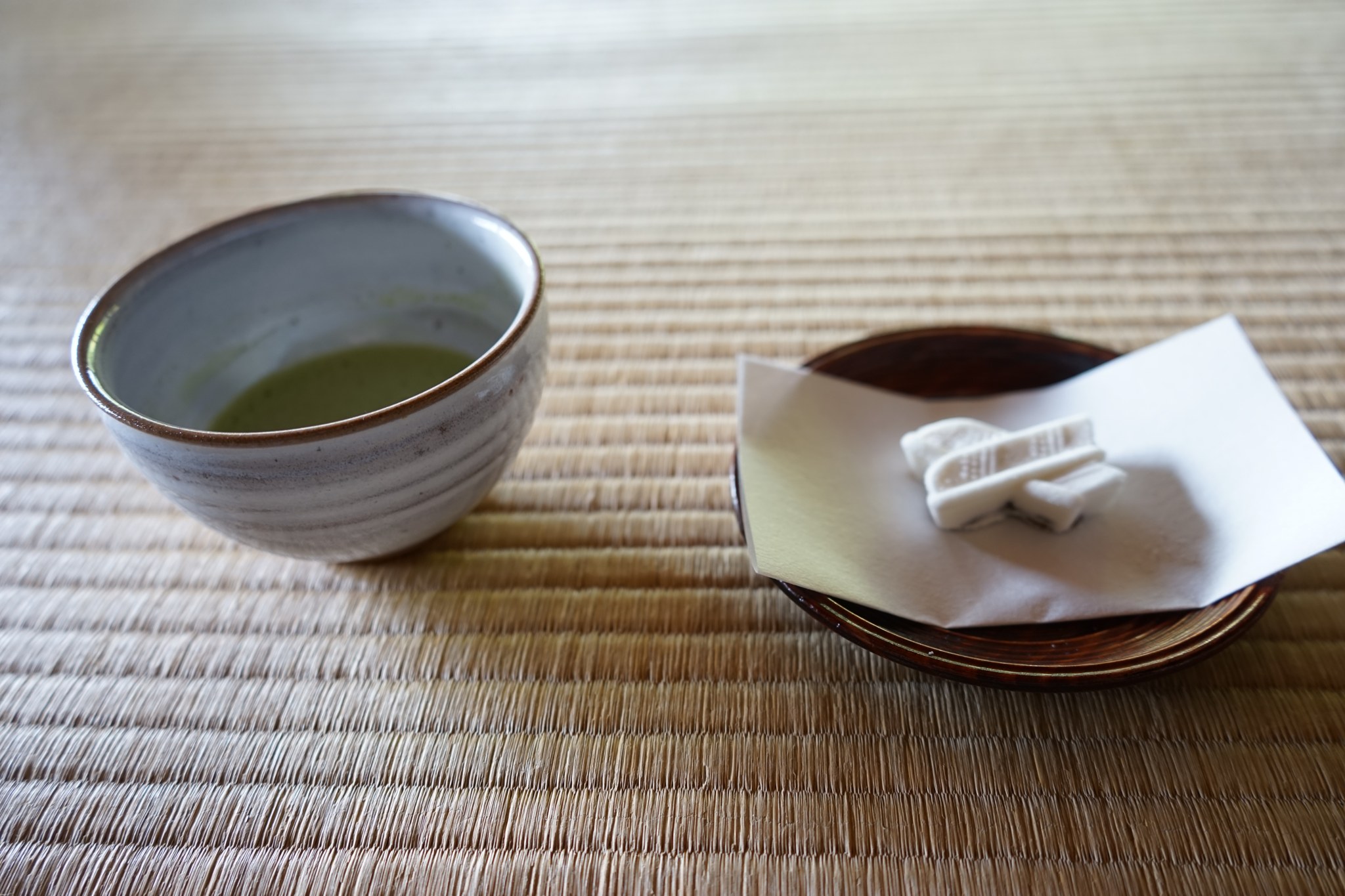 慈光院の書院でいただくお抹茶とお菓子