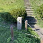 墳頂へ石段がのびる鍋塚古墳と「史跡」の標石
