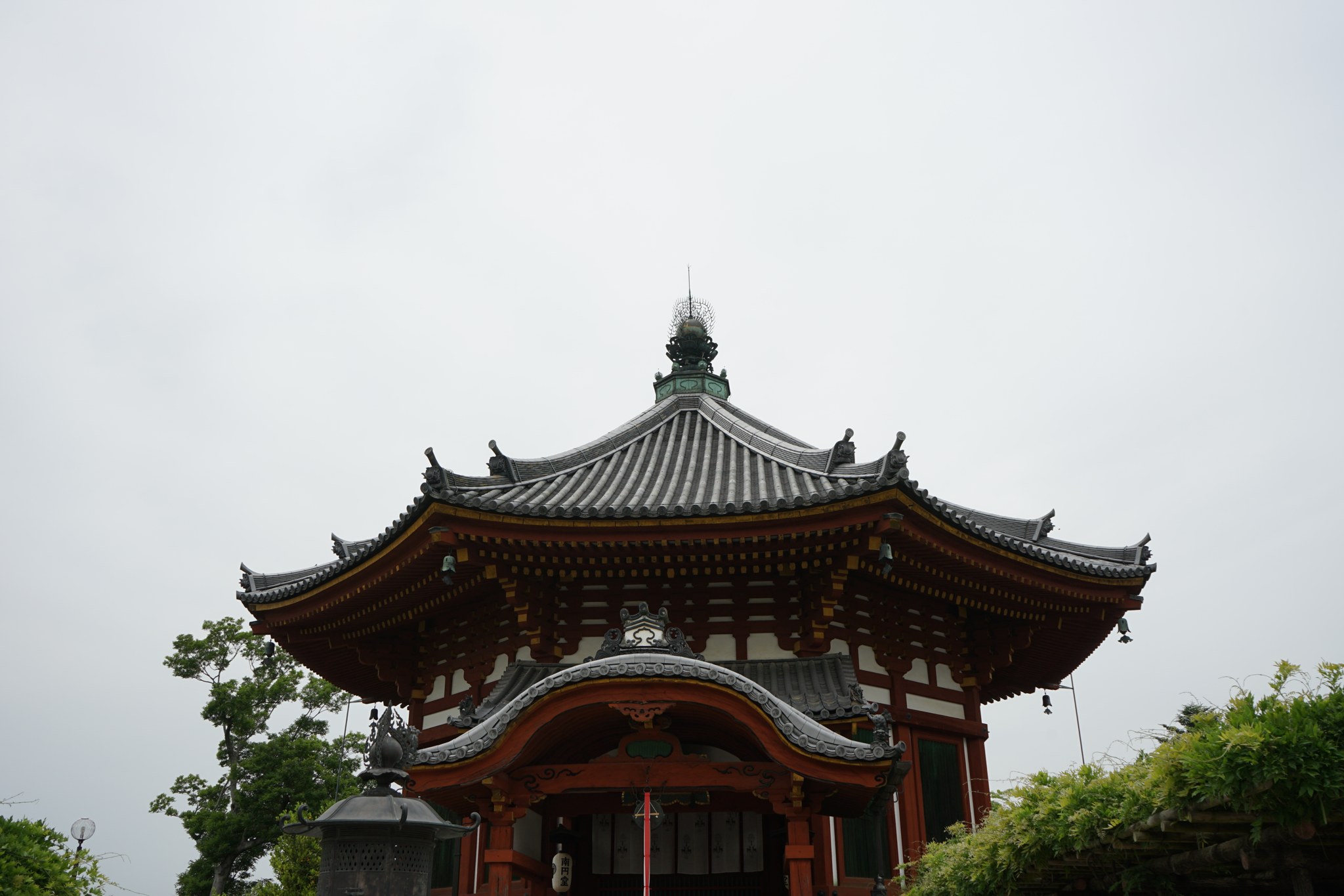 朱色が鮮やかな興福寺南円堂の八角形のお堂