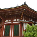 興福寺南円堂の八角形の屋根の優美な曲線