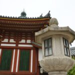 興福寺南円堂の屋根と軒に吊るされた石灯籠