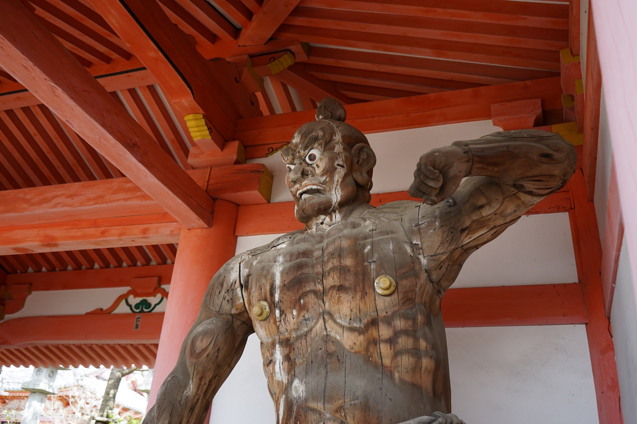 壷阪寺仁王門の迫力ある仁王像(阿形)