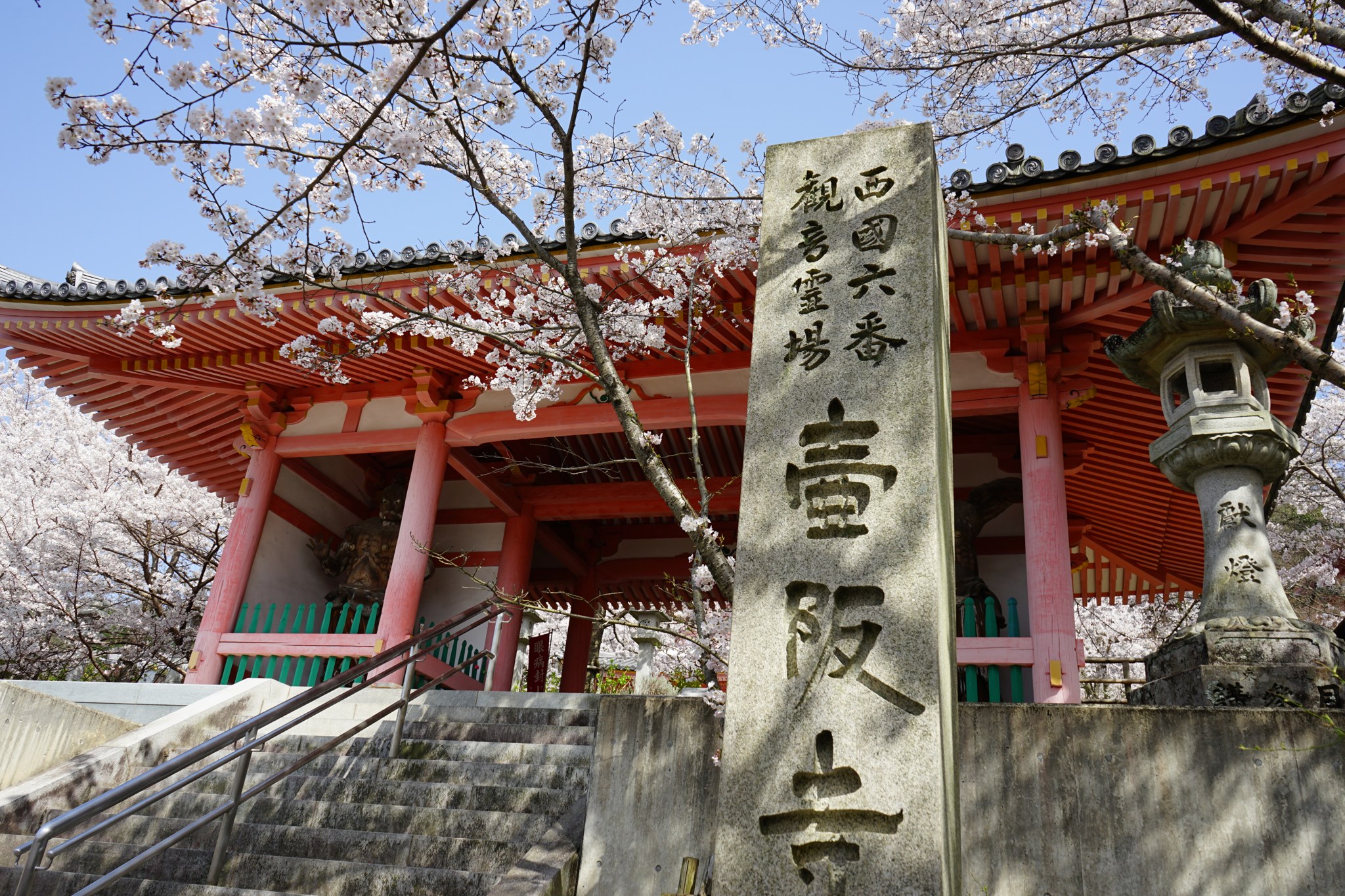 満開の桜と壷阪寺の仁王門、西國六番観音霊場の石標