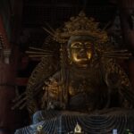 大仏さまの脇侍である金色の如意輪観音像