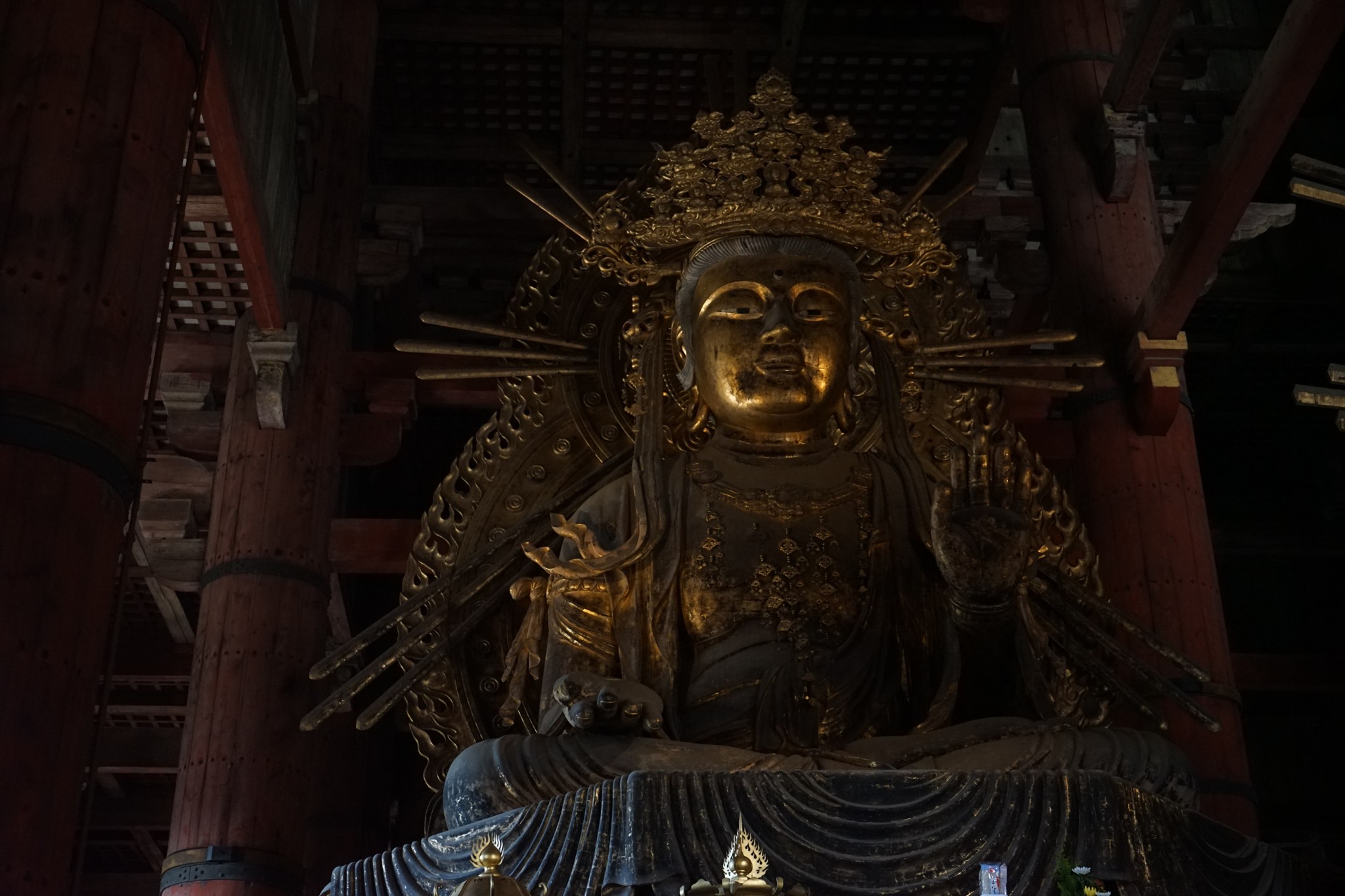 大仏さまの脇侍である金色の如意輪観音像