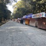 年末の参道に並ぶ初詣の露店