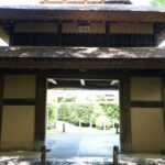 慈光院の茅葺の門（茨木城楼門）