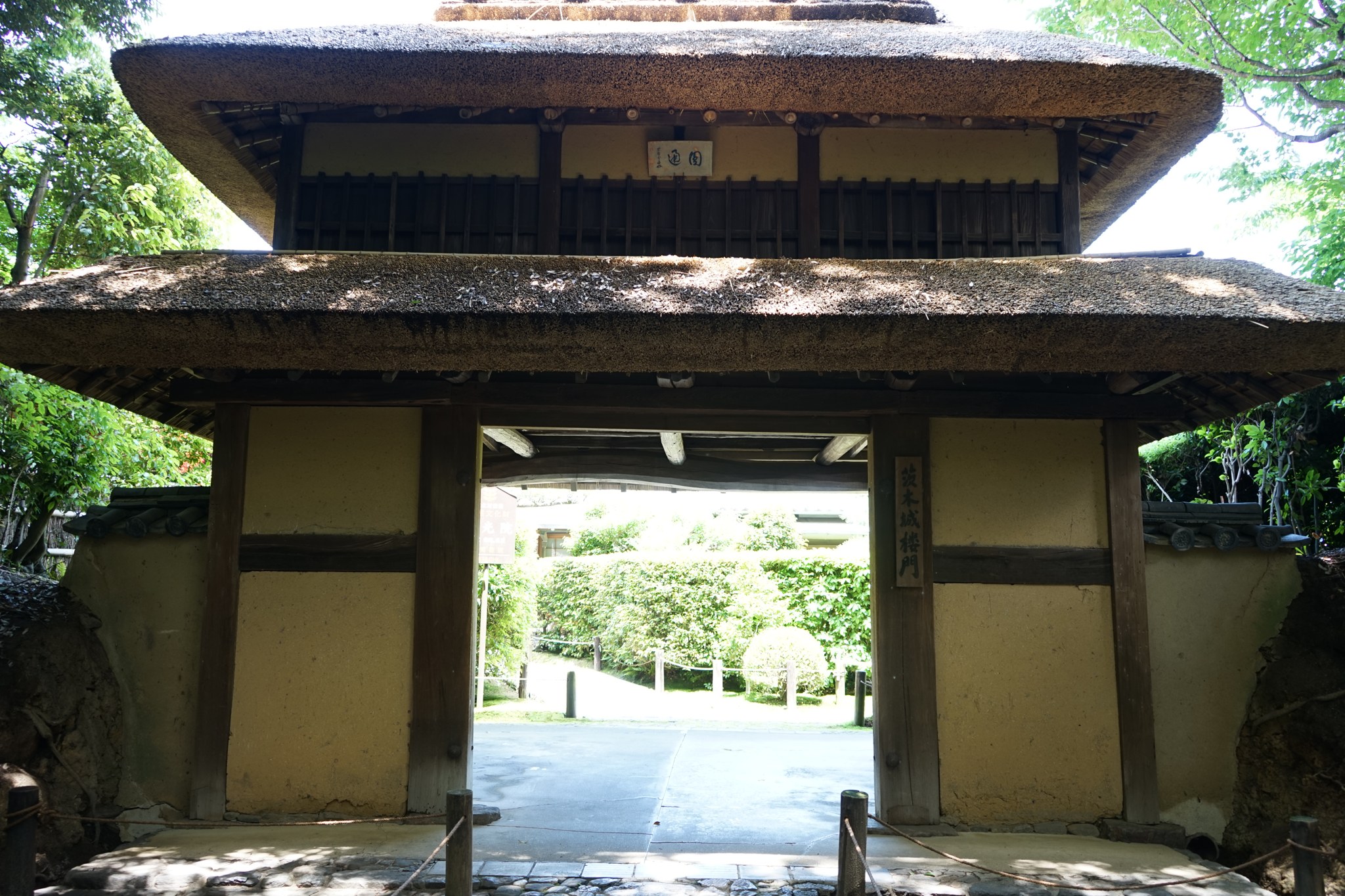 慈光院の茅葺の門（茨木城楼門）